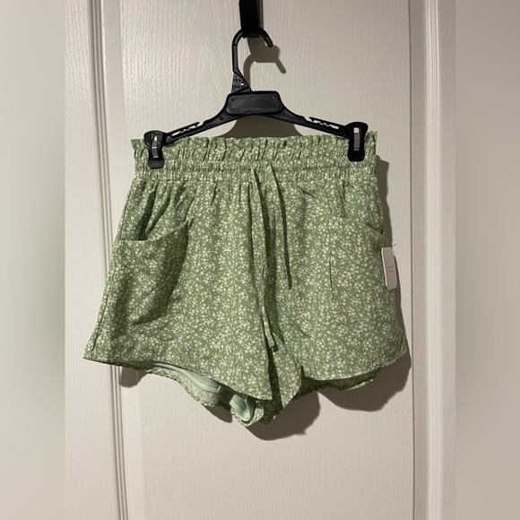 Alter’d State Size Small Flowy Shorts. - Picture 1 of 2